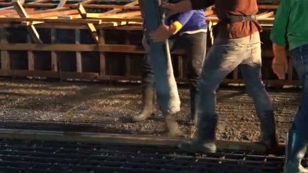 Verter mistura de concreto da bomba de cimento à noite — Vídeo de Stock