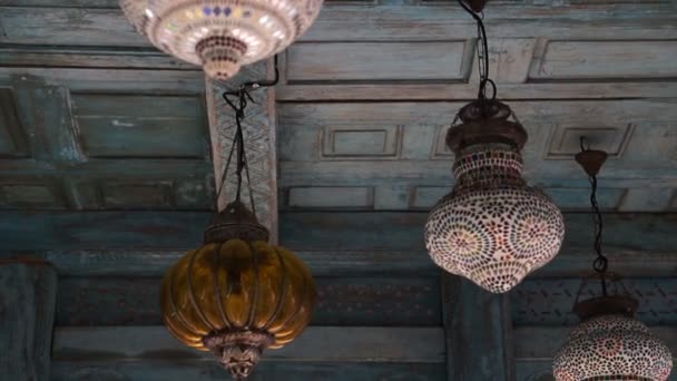 Vintage árabe lámparas turcas colgando para la decoración de interiores, diseño contemporáneo — Vídeos de Stock