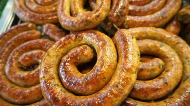Yerel pazarda satış Tayland baharatlı Barbekü ot sosis