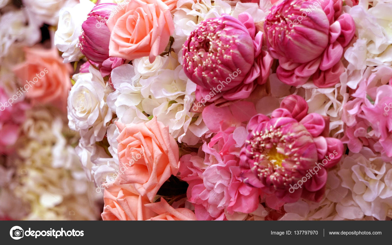 Rose e fiori di loto fiore bouquet san valentino sfondo rosa — foto ... Rose e fiori