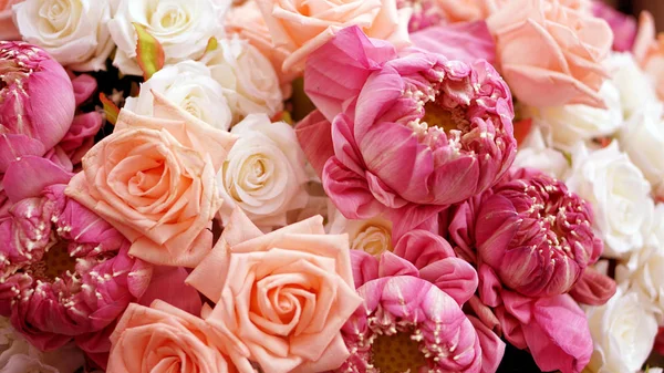 Růžové růže a lotosů květina Valentýnské pozadí s kopie lázně — Stock fotografie