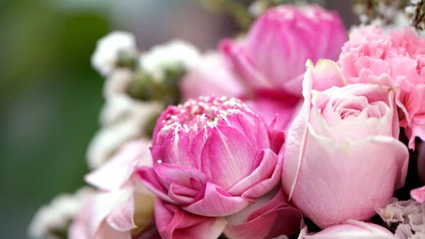 Rosa rosas e lótus buquê de flores fundo dos namorados — Fotografia de Stock