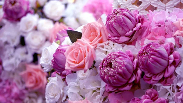 Ροζ τριαντάφυλλα και λωτοί λουλούδι μπουκέτο φόντο ημέρα του Αγίου Βαλεντίνου — Φωτογραφία Αρχείου