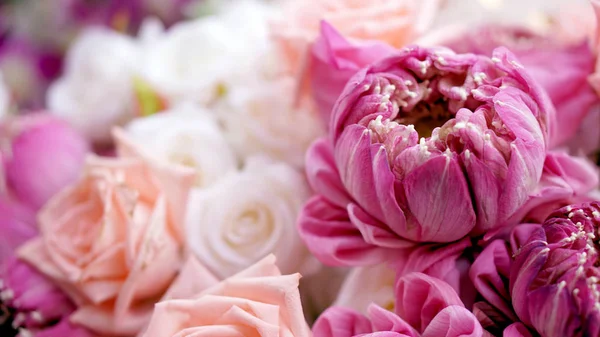 Rosa rosas e lótus flor romântico valentine fundo com — Fotografia de Stock