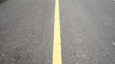 Sarı çizgiyi yukarı kaydırma ile yol perspektif asfalt. Tarafından yeşil doğa ile surround için yol gösterici yol