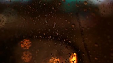 Güzel renkli bulanık ışık trafik yolda. Ön cam cam üzerinde yağmur akar