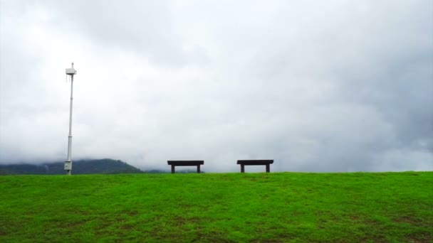 緑の草の丘の上の 2 つのベンチ座席が希望し、抽象的な概念を愛 — ストック動画