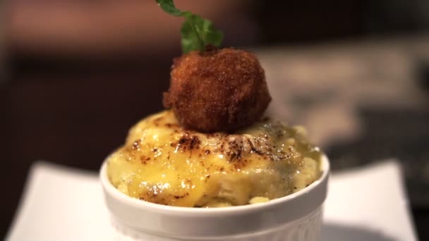 Garniture de pommes de terre en purée avec fromage et boulette de viande frite sur le dessus — Video