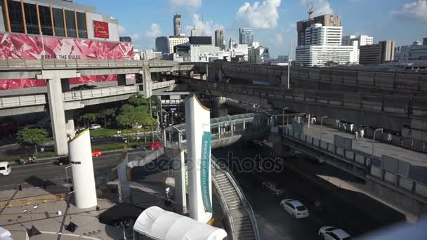 Bangkok, Tailandia, 31 de octubre de 2015: Múltiples opciones de transporte en el centro de Bangkok MBK, área de cruce Pathum Wan. amplia vista de traffice, coches, BTS, autobús, etc. — Vídeos de Stock
