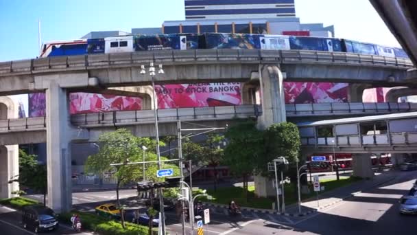 Bangkok, Thaiföld, október 31., 2015: Multi választéka szállítás Bangkok belvárosában Mbk, Pathum Wan junction terület. széles kilátás nyílik traffice, autók, Bts, busz, stb — Stock videók