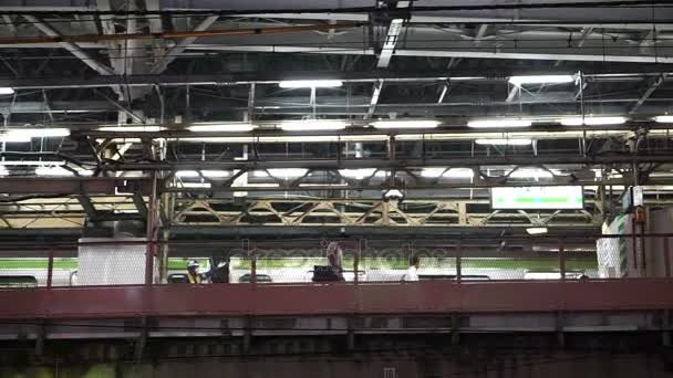 Tokyo, Giappone: settembre 2016 - Struttura architettonica della stazione ferroviaria su binario sopraelevato a Tokyo, Giappone . — Video Stock