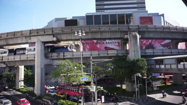 Bangkok, Tailandia, 31 de octubre de 2015: Múltiples opciones de transporte en el centro de Bangkok MBK, área de cruce Pathum Wan. amplia vista de traffice, coches, BTS, autobús, etc. — Vídeos de Stock