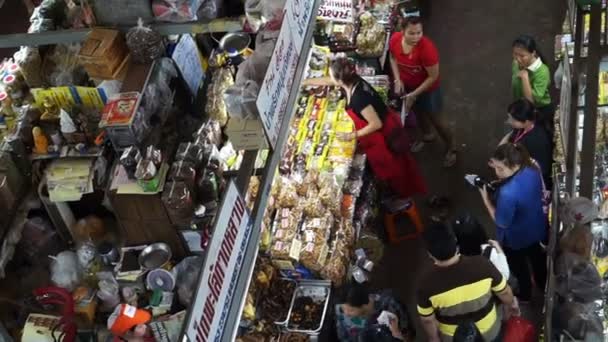 CHIANG MAI, THAILAND- Abril 2015: Vista superior de Chiang Mai, mercado Warorot. Mercado clássico principal para a população turística e local . — Vídeo de Stock