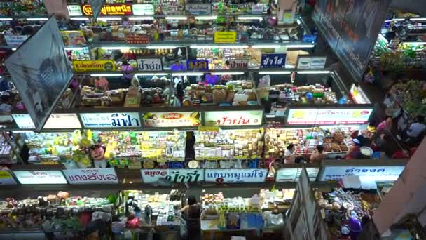 Chiang mai, thailand-april 2015: von oben gesehen chiang mai, warorot market. der wichtigste klassische Markt für Touristen und Einheimische. — Stockvideo