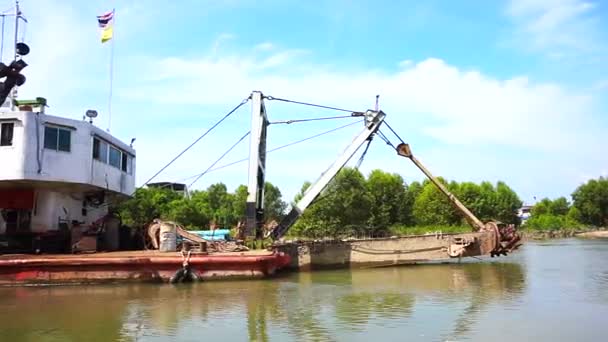 Ranong, Thailand: Oktober 2015-vissersboot met kraan en vlakke gebied voor lading drijvend in de buurt van de kust baai in Thailand — Stockvideo