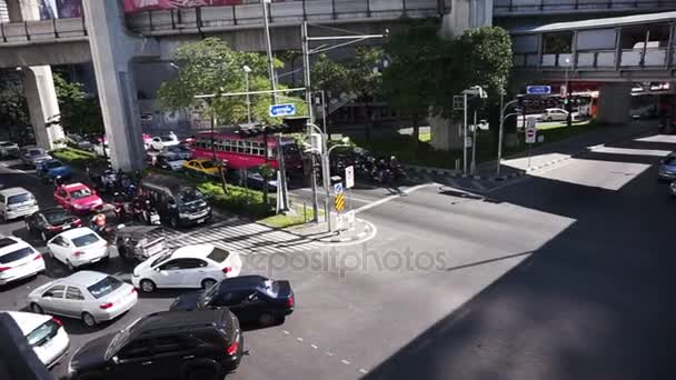 Bangkok, Thailand, 31 okt 2015: Multi valet av transport i Bangkok downtown Mbk, Pathum Wan junction område. bred bild av traffice, bilar, Bts, buss, etc — Stockvideo