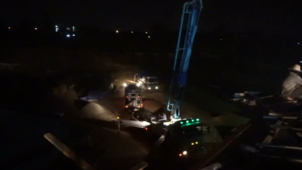 Bangkok, Tailandia: marzo de 2015 - Lugar de construcción con trabajadores e ingenieros por la noche. Camiones con bomba vienen a verter cemento en el segundo piso — Vídeo de stock