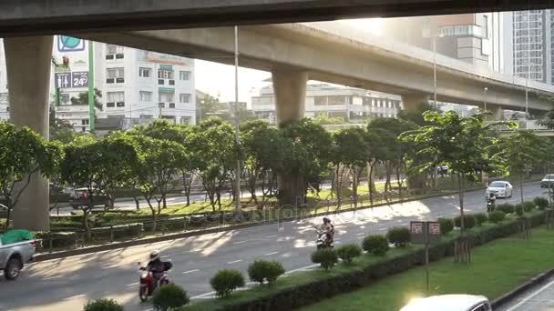 Bangkok, Tailandia: enero de 2017 - Por la mañana el tráfico de luz de Bangkok. hermosa calle y carretera en sol brillante sin atasco de tráfico — Vídeo de stock