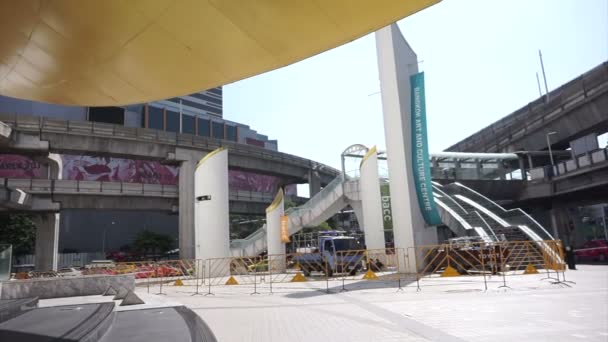 Bangkok, Tailândia: setembro de 2016: Vista em frente ao Centro Cultural de Bangkok Galeria de Arte na área de junção Phatum Wan perto do Sião e MBK — Vídeo de Stock