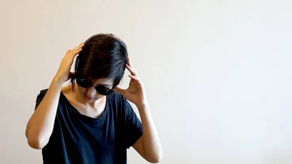 Asiatiska cool hipster flickan bär solglasögon och hörlurar, staden livsstilskoncept — Stockfoto
