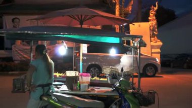 Chiang Mai, Tayland: Octovber 2015-gece motosiklet gıda Tayland Kişilik durak 