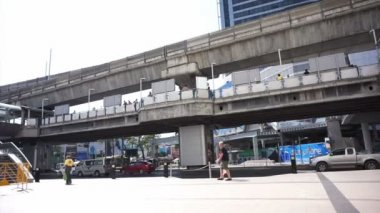 Bangkok, Tayland: Mart 2016 - Bangkok ulaşım cadde görünümü yol ve skytrain Bts için yükseltilmiş demiryolu iş alan üzerinde her yerde 