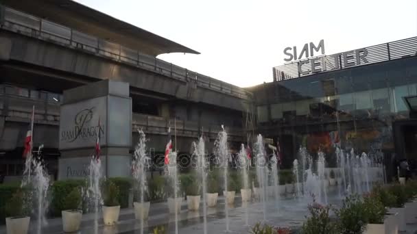 Bangkok, Thailand: Mars 2016-folket på Siam Center och Siam Paragon fontän plaza. Världen shopping destination — Stockvideo