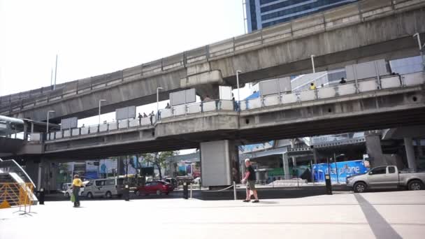 Bangkok, Tailandia: marzo de 2016 - Bangkok transporte vista de la calle de la carretera y el ferrocarril elevado para skytrain BTS en todas partes en el área de negocios — Vídeo de stock