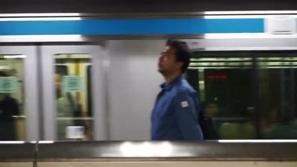 Tokyo, Japonya: Eylül 2016: metro tren çalışan ile ters yönde dolaşan Japon adam — Stok video