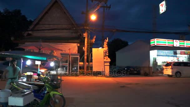 Chiang mai, thailand: oktovber 2015 -night motorbike food stand in thailand street side — Stockvideo