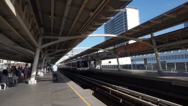 Bangkok, Tayland: Mart 2016 - yolcu almak ve kapalı Bts skytrain istasyonu — Stok video