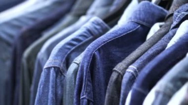 El toplama varyasyon denim tonda asılı kot gömlek. Klasik giyim fashoin