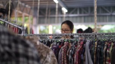 Güney Doğu Asya kız giysi moda salonu rafları kontrol