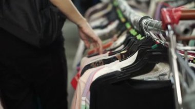 Giyim elbise ve gömlek Satılık ikinci el ambar Dükkanı asılı çok satırlarla raf