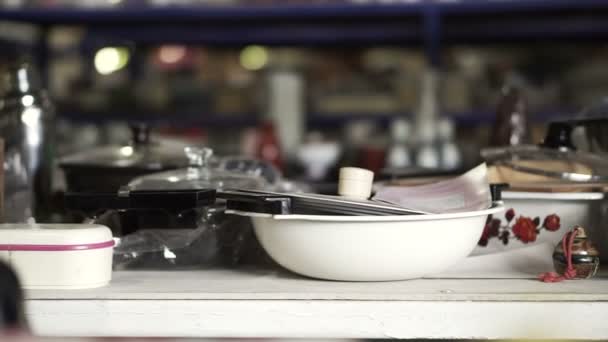 Druhé straně obchod s mnoha používá japonské nádobí na policích — Stock video