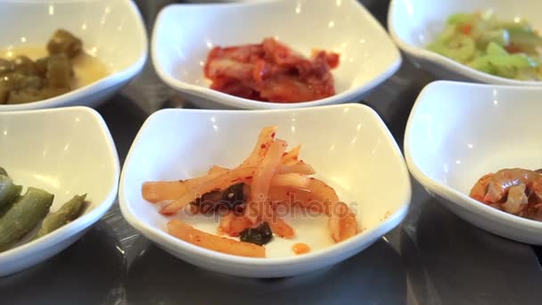 Traditionelle koreanische Beilagen Essen mit Stäbchen, viele Menüs — Stockvideo