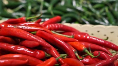 Satış süpermarket farklı sepet içinde kırmızı ve yeşil biber biber 
