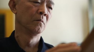 Asya komuta sizde tablet teknolojisi üzerinde hisse senedi yatırım bilgilerini görüntüleme