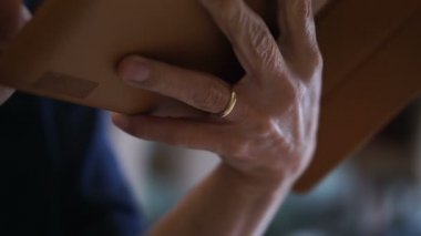 Asya komuta sizde tablet teknolojisi üzerinde hisse senedi yatırım bilgilerini görüntüleme