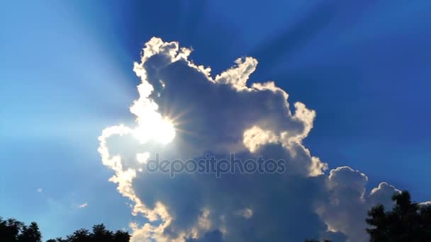 Sun shine and Sun rays shining behind big cloud. Moving from behind through outside — Stock Video