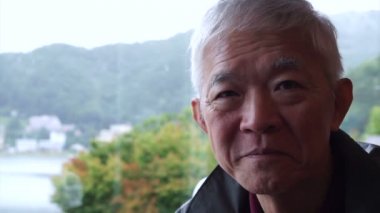 Oturma ve dağ ve göl görünümü arka plan ile sıcak çay içme Asya komuta sizde