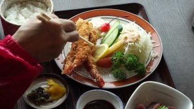 Japon karides veya karides tempura gıda yemek yeme çubuk kullanarak öğle yemeği için ayarla