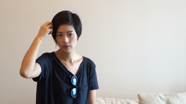 Misto razza hipster asiatico ragazza impostazione il suo breve capelli di fronte a specchio — Video Stock