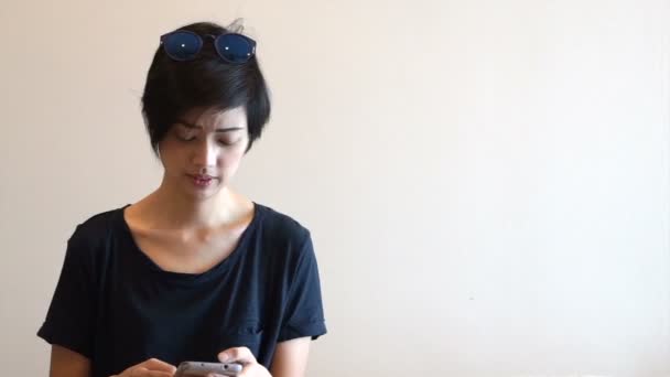 Asiatico misto razza ragazza guardando telefono e iniziare a ottenere preoccupazione per online contenuto negativo — Video Stock