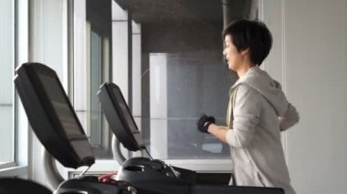 Asya karışık yarış sportif kadın spor salonu, egzersiz ve fitness kavramı içinde koşu bandı koşu