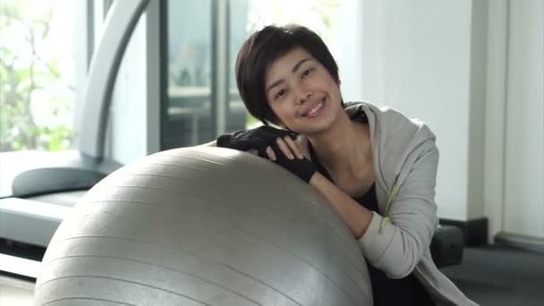 Schöne fit asiatische Mädchen mit Pilates-Ball in der Turnhalle, Verwendung für Fitness-Studio und Übung Adverstising — Stockvideo