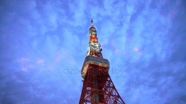 Tokyo, Japonya - Eylül 2016: Kırmızı Simgesel Yapı, zaman akşam yılında Tokyo kule. Düşük açıdan güzel ışıklı mimari