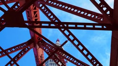 Tokyo, Japonya - Eylül 2016: Atış yakın Tokyo kule yapısı ayrıntıları ve aydınlatma