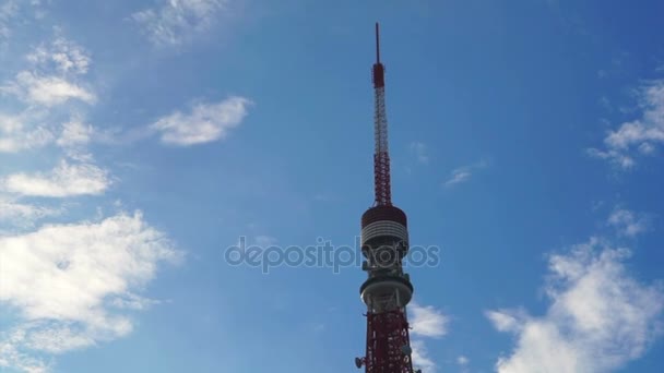 Tokio, Japón - septiembre de 2016: Vista del arquitecto de la torre roja de Tokio detrás del templo zojoji en el cielo brillante del verano. Lugar famoso turístico — Vídeos de Stock