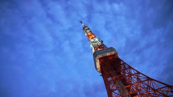 Tokio, Japonsko - září 2016: Červená mezník, Tokyo tower v večer čas. Krásný osvětlený architektura z malého úhlu — Stock video